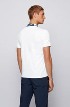 Βαμβακερή μπλούζα POLO λευκή με μοτίβο στον γιακά